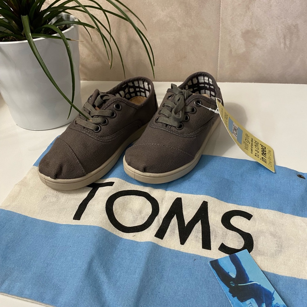 NWT TOMS  kids